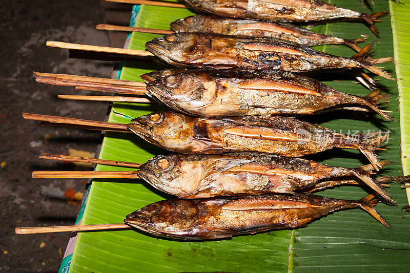 Ikan bakar，木炭烤鱼，传统市场，索隆，西巴布亚，印度尼西亚
